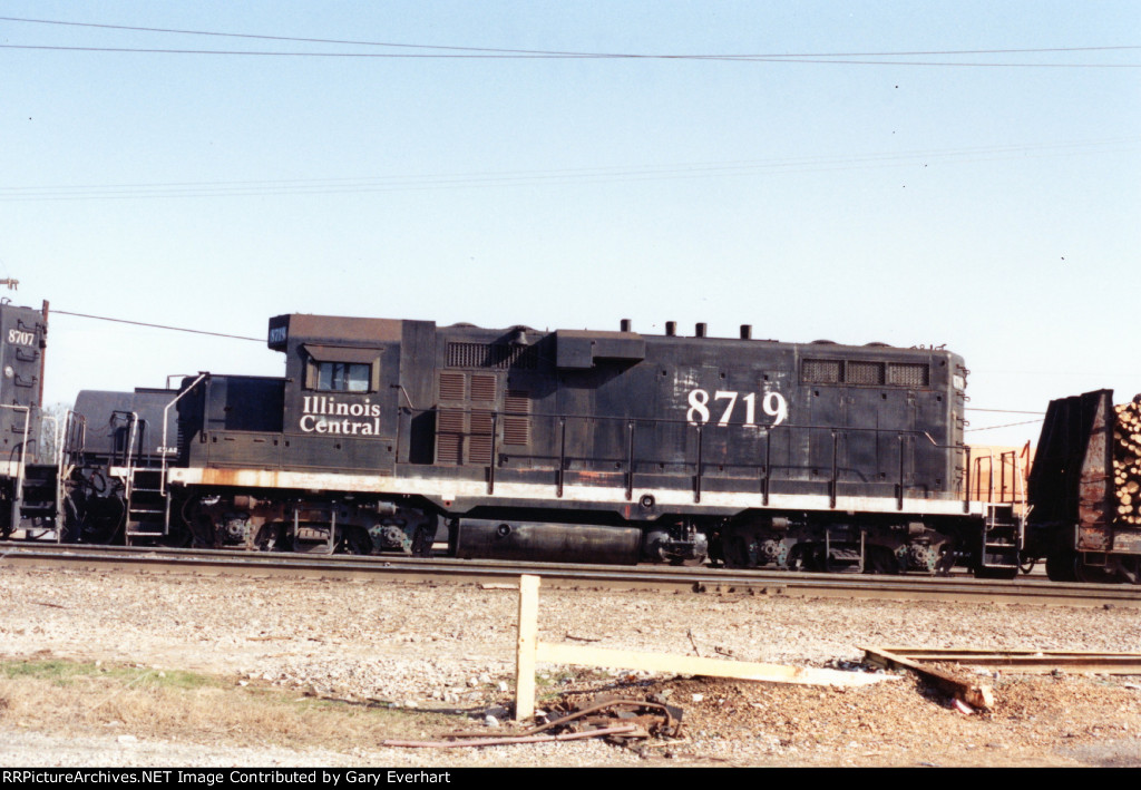 IC GP11 #8719 - Illilnois Central